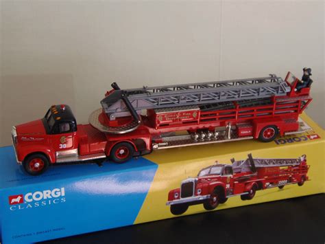 CORGI CLASSICS 1.50 SCALE CHICAGO MACK B SERIES AERIAL LADDER MODEL ...