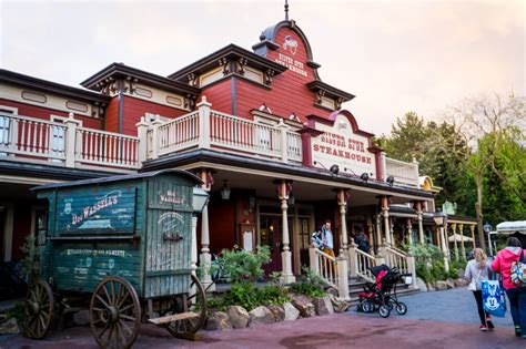 Disneyland Paris Frontierland Guide: Things to Do, Where to Eat & More! - Geek Trippers