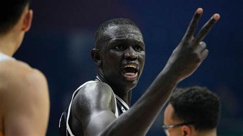 Khaman Maluach, top big man in 2024 class, commits to Duke - ESPN