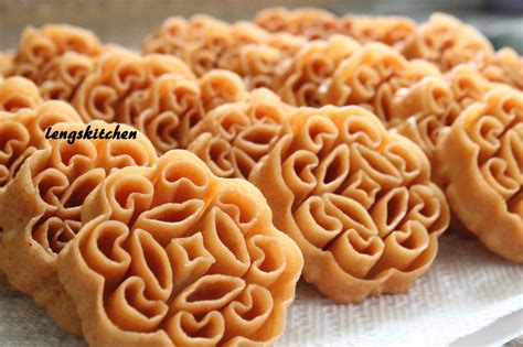 Kitchen Chaos: Beehive Cookies (Kuih Rose) 蜂窝饼 - Chinese New Year Series