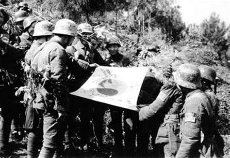 [Photo] Chinese troops with a captured Japanese flag, Kunlun Pass, Guangxi, China, 31 Dec 1939 ...