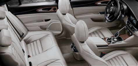 Alfa Romeo Giulia Interior Features | Zeigler Alfa Romeo of Schaumburg