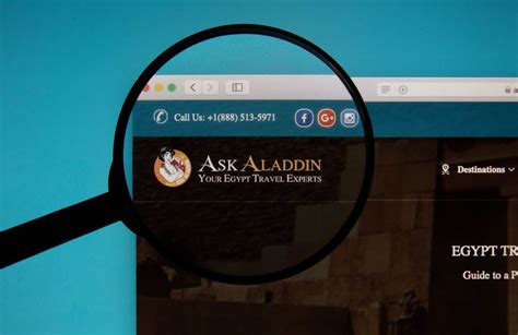 Lupe über dem Logo der Internetseite von Ask Aladdin - Creative Commons Bilder