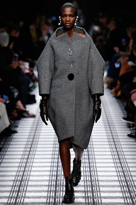 Balenciaga Fall 2015 Ready-to-Wear Collection Photos - Vogue