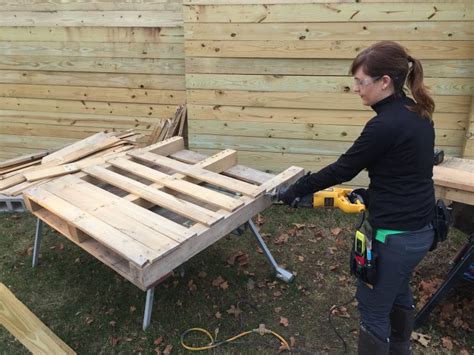 MyFixitUpLife Pallet Projects: DIY this rolling pallet table/cooler/planter