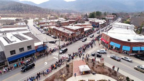 N.C. Residents Line Streets and Highways to Honor Billy Graham as Motorcade Passes By