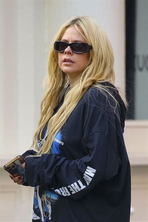 AVRIL LAVIGNE Out Shopping in New York 09/07/2023 – HawtCelebs