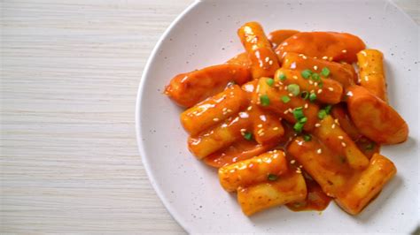 Korean rice cake stick in spicy sauce - Tteokbokki 5498985 Stock Video ...