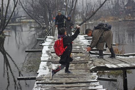 15 mesmerizing photos capture Kashmir's first snowfall of the season ...