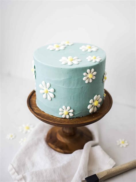 A Happy Daisy Cake (and a Royal Icing Transfer Tutorial!) - Wood & Spoon