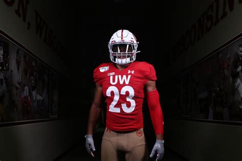 Badgers unveil new alternate football uniform | WLUK