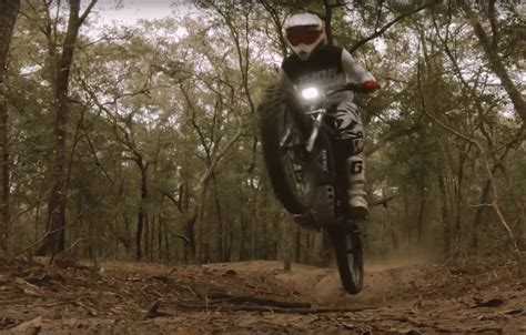 Watch electric Sur Ron race a 5x as powerful gas dirt bike and... place your bets | Electrek