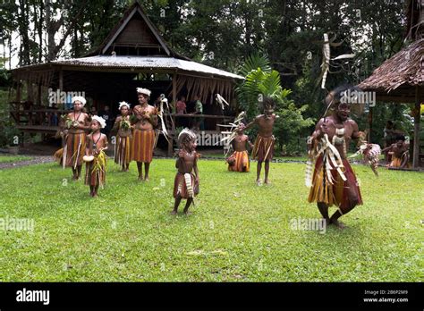 dh PNG village culture ALOTAU PAPUA NEW GUINEA Traditional native ...