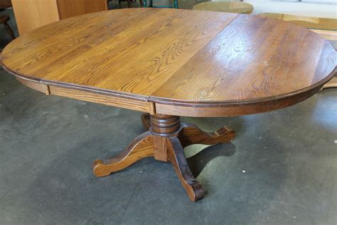 ROUND OAK DINING TABLE WITH LEAF