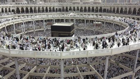 Kaaba Mecca Hajj Muslim People Crowd Praying Stock Footage Video 5396234 - Shutterstock