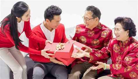 Chinese Gift Ideas | Chinese Gift-Giving Etiquette | CLI