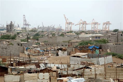 Thousands flee key Yemeni port city as Hodeida offensive continues ...