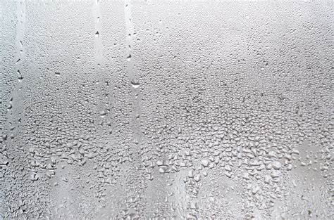 textura de una gota de lluvia sobre un fondo transparente húmedo de ...