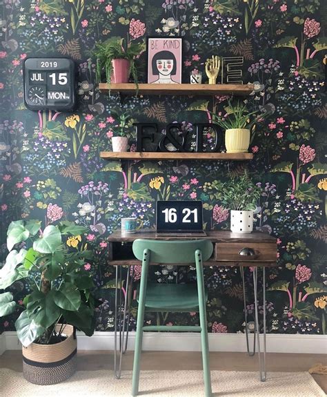 The floral wallpaper in this office design is everything @eli_at_home! Click the image to desi ...