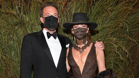 Jennifer Lopez And Ben Affleck's Awkward PDA At The Met Gala Has Fans Talking