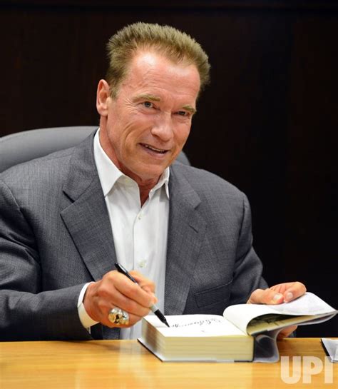 Photo: Arnold Schwarzenegger signs copies of his new book in Los ...