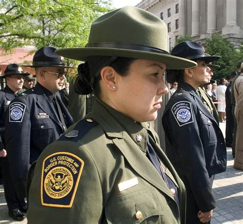 Fichier:U.S. Customs and Border Protection - female officer.jpg — Wikipédia