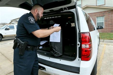 Bearing gifts, Edgewood police emphasize the ‘peace’ in peace officer