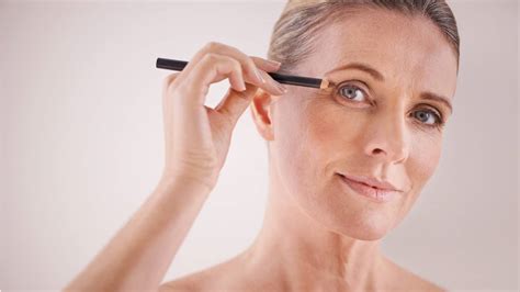 How To Apply Eyeliner For 50 Year Old Woman | Makeupview.co