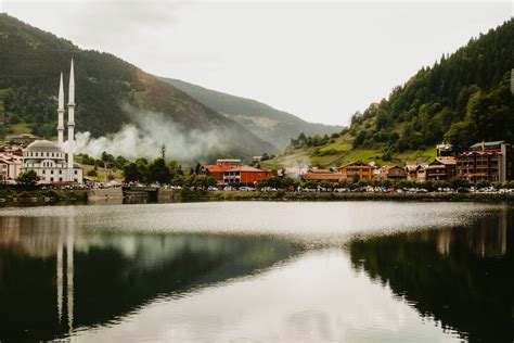 Uzungol Lake and the Surrounding Town in Summer · Free Stock Photo