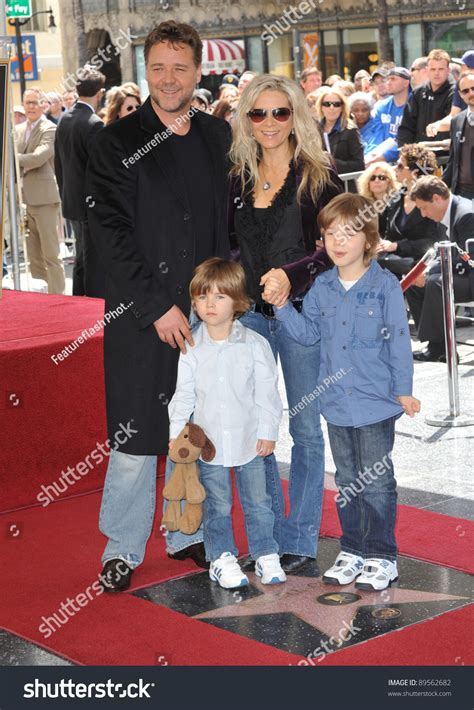 Russell Crowe Family On Hollywood Boulevard Stock Photo 89562682 ...