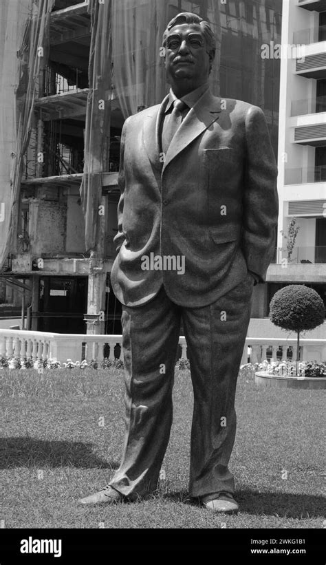 Statue of Lebanons murderd former minister president Rafik Hariri at ...