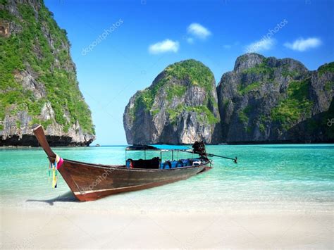 Phi Phi island Maya bay — Stock Photo © Iakov #6091100