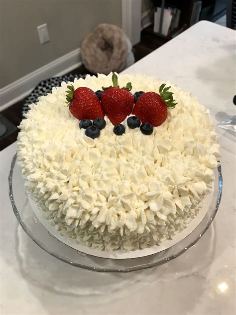 white cake with whipped cream cheese frosting 🍰 : r/FondantHate