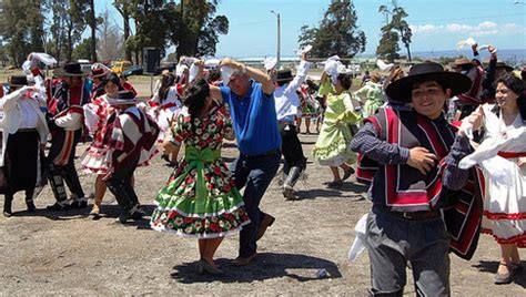 Traditional costume of Chile. Flowered dresses, chamantos and chupalla hats - Nationalclothing.org