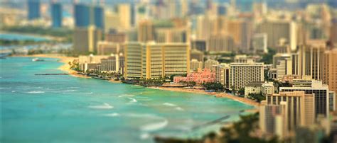 Tilt-Shift of the Pink Hotel (Waikiki Beach, HI) : r/pics