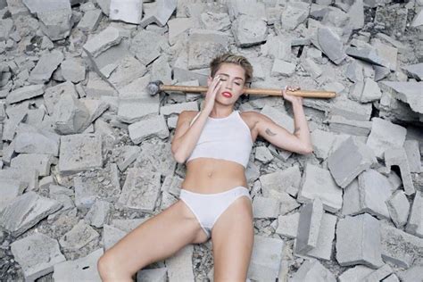 Miley-Cyrus-Wrecking-Ball-Photo - Mad TV