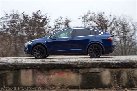 Probamos el Tesla Model X, ¿es posible viajar en un coche eléctrico?