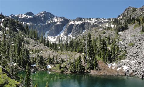 File:Bear Mountain and tarn below Devils Punchbowl in Siskiyou Wilderness.jpg - Wikipedia, the ...