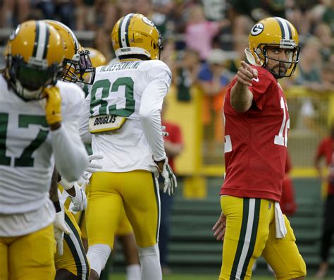 NFL: Packers' Aaron Rodgers details his helmet switch