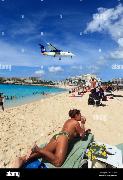 Landing st maarten airport hi-res stock photography and images - Alamy