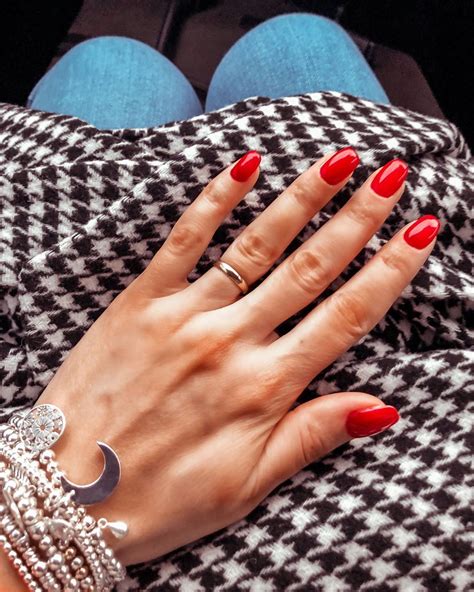 Red Nails With Diamonds On Ring Finger - The use of contrasting pink diamonds on the pinky ...