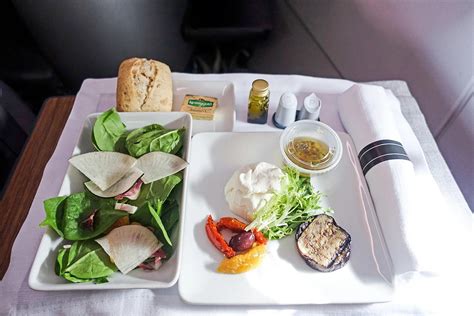 Which Airlines Serve Meals in Domestic First Class? - The Points Guy