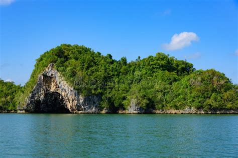 Ocean island of blue water stock image. Image of polynesia - 64630451