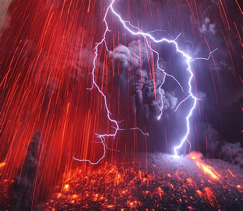 Frighteningly Beautiful Shots of Volcanic Lightning by Martin Rietze ...