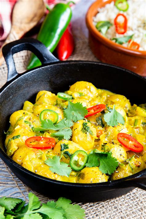 Easy Potato Curry (Aloo Curry) - Fuss Free Flavours