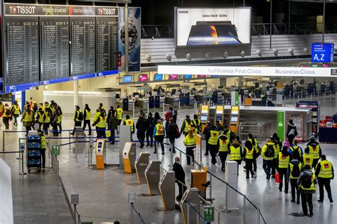 Frankfurt Airport flights canceled as security go on strike | Daily Sabah