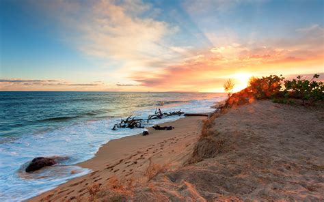 Stunning 4K Ultra HD Wallpaper of a Serene Beach at Sunset