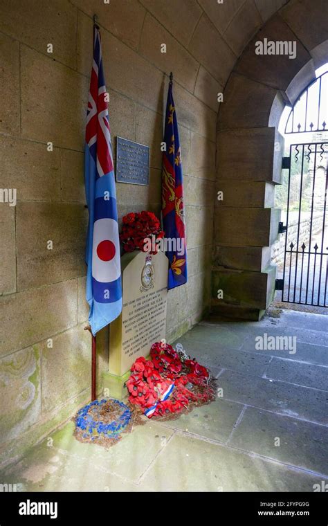 Dam-busters memorial at Derwent Reservoir and dam, Ladybower, Peak ...