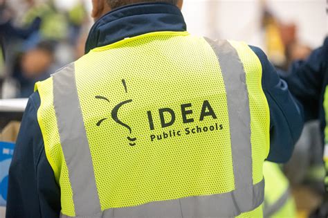 🚌 We WHEELIE want to stop and say... - IDEA Public Schools