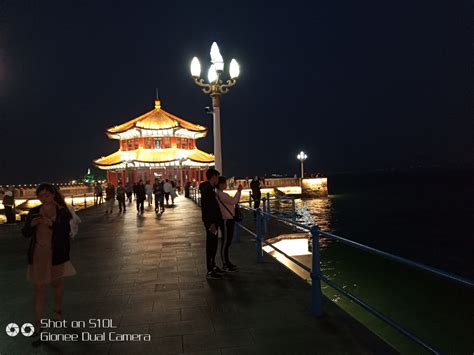 美丽海滨城市青岛栈桥夜景_百科TA说